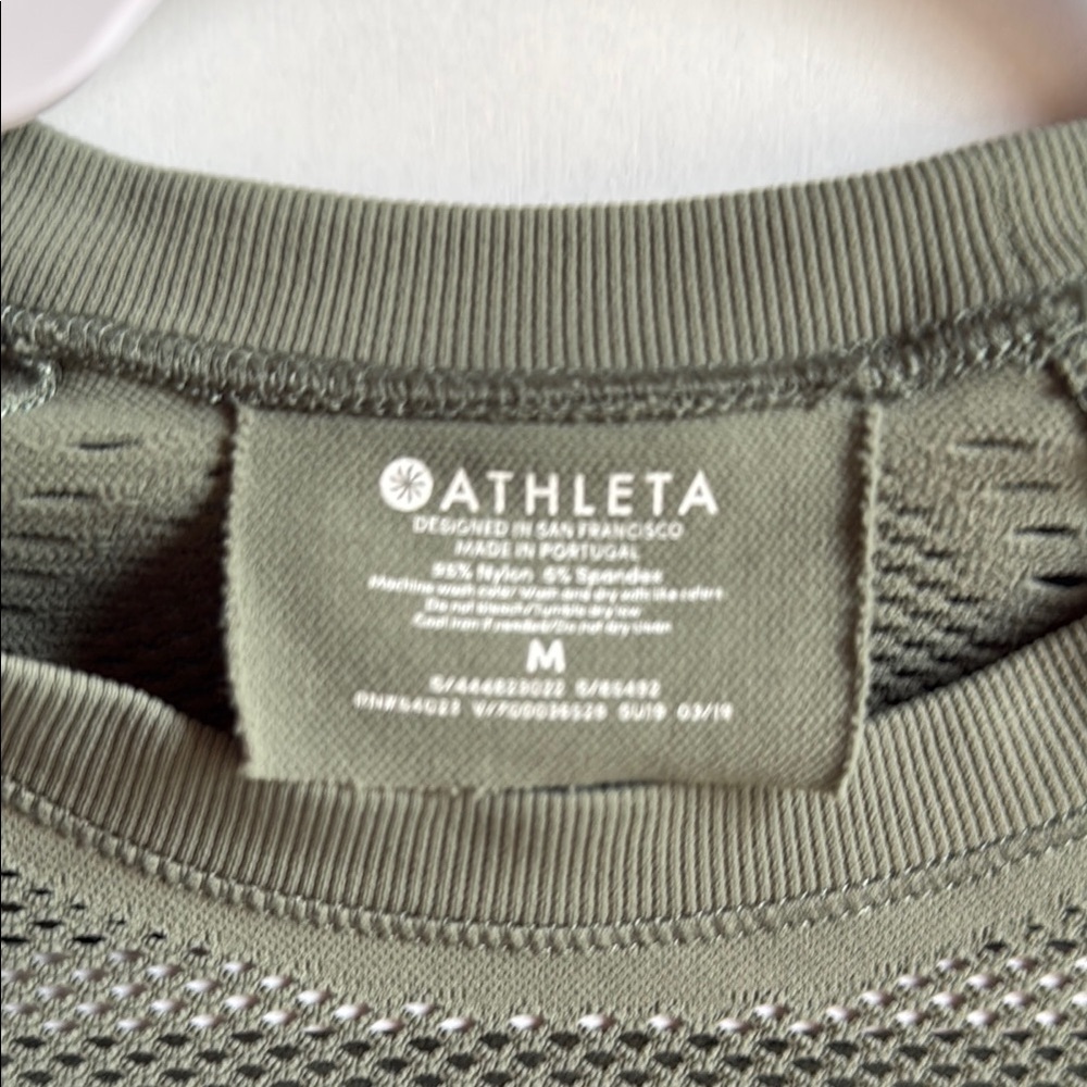 Athleta Green Short Sleeve Athletic Top with Crew Neck and Raglan Sleeves - Picture 2 of 5